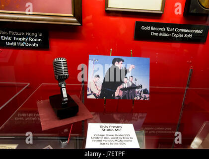 Roscoe, Illinois, USA. 24. Mai 2017. Ein Teil der Elvis Presley Erinnerungsstücke an die historischen Attraktionen Automuseum angezeigt. Den Beständen des Museums gehören die weltweit größte Sammlung von Präsidentschafts- und weltweit führenden Automobilen und 36.000 qm Wert von Displays von kulturellen Artefakten und historischen Kuriositäten aus dem 20. Jahrhundert. Bildnachweis: Brian Cahn/ZUMA Draht/Alamy Live-Nachrichten Stockfoto