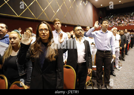 San Diego, CA, USA. 24. Mai 2017. Hunderte von Neubürgern wurden während einer Zeremonie im Goldenen Saal in San Diego Mittwoch Morgen vereidigt. Bildnachweis: John Gastaldo/ZUMA Draht/Alamy Live-Nachrichten Stockfoto