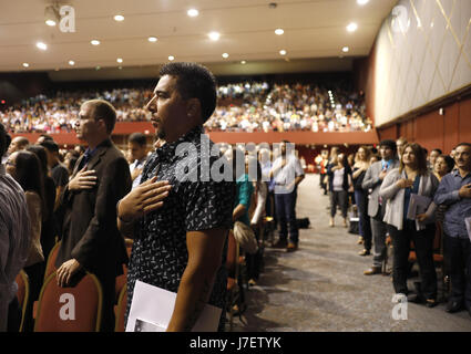 San Diego, CA, USA. 24. Mai 2017. Hunderte von Neubürgern wurden während einer Zeremonie im Goldenen Saal in San Diego Mittwoch Morgen vereidigt. Bildnachweis: John Gastaldo/ZUMA Draht/Alamy Live-Nachrichten Stockfoto