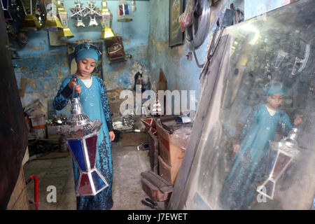 (170524)--Kairo, 24. Mai 2017 (Xinhua)--Hussein Sayyid Tochter zeigt eine traditionelle handgefertigte Laterne bei ihrem Vater Workshop in Kairo, Ägypten, am 20. Mai 2017. Befindet sich in einem alten Gebäude in einer Straße voller Workshops in Al-Qalaa, die "die Zitadelle" auf Arabisch bedeutet unter Bezugnahme auf Kairos Saladin-Zitadelle, produziert von Sayyid Workshop bunte handgemachte Glas und Metall-Laternen in verschiedenen Größen, auf Arabisch als "Fanoos", angezeigt auf steht außerhalb der Werkstatt bekannt. Traditionelle handgefertigte Laternen dienen in der Regel als Dekoration in Ägypten während der jährlichen Monat Ramadan. (Xinhua/Ahmed Gomaa Stockfoto