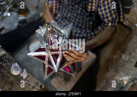 Kairo, Ägypten. 20. Mai 2017. Sayyid Hussein macht eine traditionelle handgefertigte Laterne in seiner Werkstatt in Kairo, Ägypten, am 20. Mai 2017. Befindet sich in einem alten Gebäude in einer Straße voller Workshops in Al-Qalaa, die "die Zitadelle" auf Arabisch bedeutet unter Bezugnahme auf Kairos Saladin-Zitadelle, produziert von Sayyid Workshop bunte handgemachte Glas und Metall-Laternen in verschiedenen Größen, auf Arabisch als "Fanoos", angezeigt auf steht außerhalb der Werkstatt bekannt. Traditionelle handgefertigte Laternen dienen in der Regel als Dekoration in Ägypten während der jährlichen Monat Ramadan. Bildnachweis: Ahmed Gomaa/Xinhua/Alamy Live-Nachrichten Stockfoto