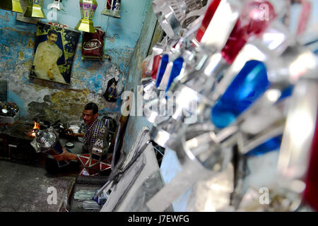 Kairo, Ägypten. 20. Mai 2017. Sayyid Hussein macht eine traditionelle handgefertigte Laterne in seiner Werkstatt in Kairo, Ägypten, am 20. Mai 2017. Befindet sich in einem alten Gebäude in einer Straße voller Workshops in Al-Qalaa, die "die Zitadelle" auf Arabisch bedeutet unter Bezugnahme auf Kairos Saladin-Zitadelle, produziert von Sayyid Workshop bunte handgemachte Glas und Metall-Laternen in verschiedenen Größen, auf Arabisch als "Fanoos", angezeigt auf steht außerhalb der Werkstatt bekannt. Traditionelle handgefertigte Laternen dienen in der Regel als Dekoration in Ägypten während der jährlichen Monat Ramadan. Bildnachweis: Zhao Dingzhe/Xinhua/Alamy Live-Nachrichten Stockfoto