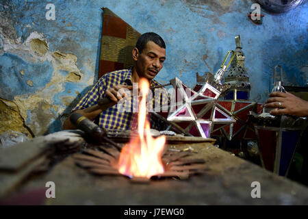 Kairo, Ägypten. 20. Mai 2017. Sayyid Hussein macht eine traditionelle handgefertigte Laterne in seiner Werkstatt in Kairo, Ägypten, am 20. Mai 2017. Befindet sich in einem alten Gebäude in einer Straße voller Workshops in Al-Qalaa, die "die Zitadelle" auf Arabisch bedeutet unter Bezugnahme auf Kairos Saladin-Zitadelle, produziert von Sayyid Workshop bunte handgemachte Glas und Metall-Laternen in verschiedenen Größen, auf Arabisch als "Fanoos", angezeigt auf steht außerhalb der Werkstatt bekannt. Traditionelle handgefertigte Laternen dienen in der Regel als Dekoration in Ägypten während der jährlichen Monat Ramadan. Bildnachweis: Zhao Dingzhe/Xinhua/Alamy Live-Nachrichten Stockfoto