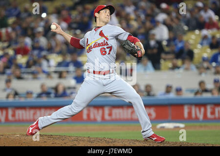 Los Angeles, CA, USA. 24. Mai 2017. St. Louis Cardinals Entlastung Krug Stellplätze Matt Bowman #67 in Relief im Spiel zwischen den St. Louis Cardinals und die Los Angeles Dodgers, Dodger Stadium in Los Angeles, CA. Peter Joneleit CSM/Alamy Live News Stockfoto