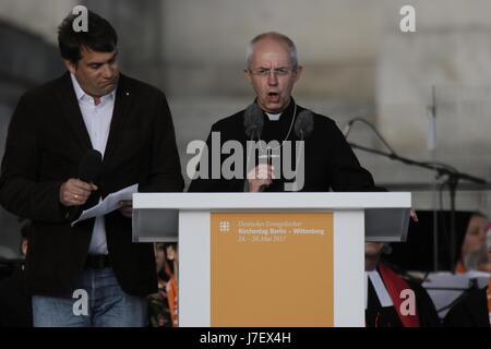 Berlin, Deutschland. 24. Mai 2017. Justin Welby, befasst sich der Erzbischof von Canterbury mit die Gemeinde. Vertreter aus Politik und anderen christlichen Konfessionen angesprochen der Eröffnungsgottesdienst des 36. Deutschen Evangelischen Kirchentag in Berlin. Der Kongress deckt sich mit dem 500. Jahrestag der Reformation. Stockfoto