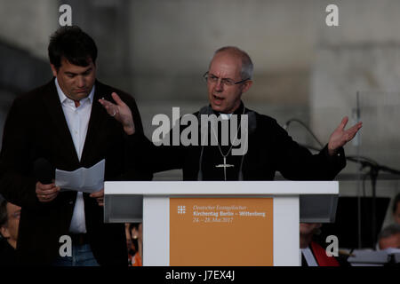 Berlin, Deutschland. 24. Mai 2017. Justin Welby, befasst sich der Erzbischof von Canterbury mit die Gemeinde. Vertreter aus Politik und anderen christlichen Konfessionen angesprochen der Eröffnungsgottesdienst des 36. Deutschen Evangelischen Kirchentag in Berlin. Der Kongress deckt sich mit dem 500. Jahrestag der Reformation. Stockfoto