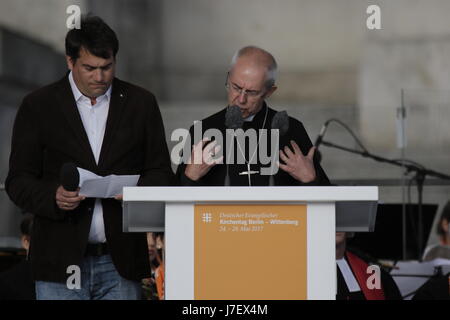 Berlin, Deutschland. 24. Mai 2017. Justin Welby, befasst sich der Erzbischof von Canterbury mit die Gemeinde. Vertreter aus Politik und anderen christlichen Konfessionen angesprochen der Eröffnungsgottesdienst des 36. Deutschen Evangelischen Kirchentag in Berlin. Der Kongress deckt sich mit dem 500. Jahrestag der Reformation. Stockfoto