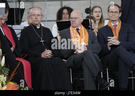 Berlin, Deutschland. 24. Mai 2017. Justin Welby, der Erzbischof von Canterbury, Norbert Lammert, der Präsident des Bundestages und Michael Müller, der regierende Bürgermeister von Berlin, sind von links nach rechts auf der Bühne während der Eröffnungsgottesdienst abgebildet. Vertreter aus Politik und anderen christlichen Konfessionen angesprochen der Eröffnungsgottesdienst des 36. Deutschen Evangelischen Kirchentag in Berlin. Der Kongress deckt sich mit dem 500. Jahrestag der Reformation. Stockfoto