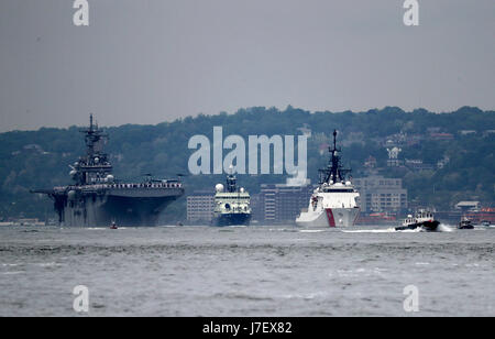 New York, USA. 24. Mai 2017. Schiffe werden während der Flotte Parade auf den Gewässern in New York, Vereinigte Staaten, am 24. Mai 2017 gesehen. Die 29. New Yorker Fleet Week startete hier am Mittwoch mit der Flotte Parade. Bildnachweis: Wang Ying/Xinhua/Alamy Live-Nachrichten Stockfoto