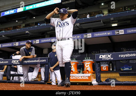 St. Petersburg, Florida, USA. 24. Mai 2017. WILL VRAGOVIC | Times.Tampa Bay Rays ab Krug Erasmo Ramirez (30) nimmt das Feld, um das Spiel zwischen den Tampa Bay Rays und die Los Angeles Angels im Tropicana Field in St. Petersburg, Florida auf Mittwoch, 24. Mai 2017 starten. Bildnachweis: Willen Vragovic/Tampa Bay Times / ZUMA Draht/Alamy Live News Stockfoto