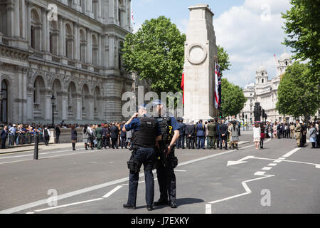 London, UK. 24. Mai 2017. Bewaffnete Polizisten bewachen die Gedenkfeier am Ehrenmal in Whitehall am internationalen Tag der UN-Friedenstruppen in Erinnerung an diejenigen, die im Dienste des Friedens ihr Leben verloren haben, seit Beginn der UN-Friedensmissionen im Jahr 1948. Bildnachweis: Mark Kerrison/Alamy Live-Nachrichten Stockfoto