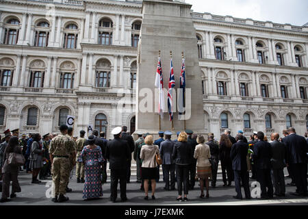 London, UK. 24. Mai 2017. Vertreter von diplomatischen Vertretungen auf der ganzen Welt beteiligen sich eine Gedenkfeier am Ehrenmal in Whitehall am internationalen Tag der UN-Friedenstruppen in Erinnerung an diejenigen, die im Dienste des Friedens ihr Leben verloren haben, seit Beginn der UN-Friedensmissionen im Jahr 1948. Bildnachweis: Mark Kerrison/Alamy Live-Nachrichten Stockfoto