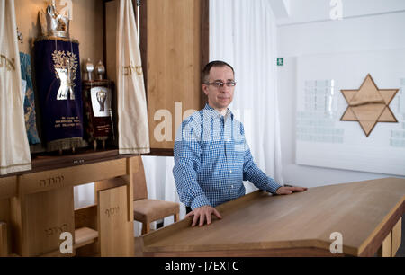 München, Deutschland. 16. Mai 2017. Rabbi Tom Kucera der liberalen jüdischen Gemeinde Beth Shalom vor eine Thora-Schrein in der Torah Rollen werden in München, Deutschland, 16. Mai 2017 gespeichert. Foto: Sven Hoppe/Dpa/Alamy Live News Stockfoto