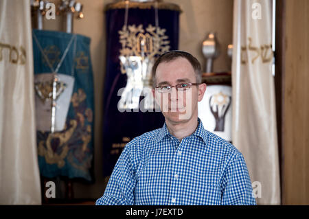 München, Deutschland. 16. Mai 2017. Rabbi Tom Kucera der liberalen jüdischen Gemeinde Beth Shalom vor eine Thora-Schrein in der Torah Rollen werden in München, Deutschland, 16. Mai 2017 gespeichert. Foto: Sven Hoppe/Dpa/Alamy Live News Stockfoto