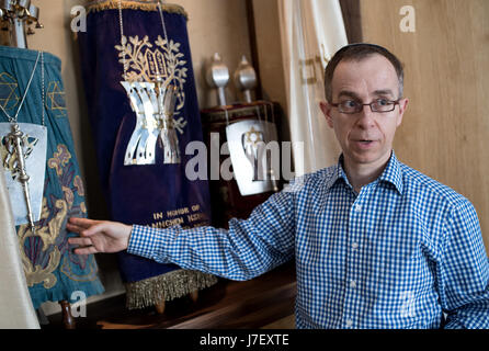München, Deutschland. 16. Mai 2017. Rabbi Tom Kucera der liberalen jüdischen Gemeinde Beth Shalom vor eine Thora-Schrein in der Torah Rollen werden in München, Deutschland, 16. Mai 2017 gespeichert. Foto: Sven Hoppe/Dpa/Alamy Live News Stockfoto