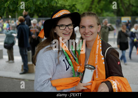 Berlin, Deutschland. 24. Mai 2017. Zwei Freiwillige verkaufen traditionelle Schals des Kirchentags. Zehntausende von Menschen besuchten die Eröffnung Dienste des 36. Deutschen Evangelischen Kirchentag (Evangelischer Kirchentag). Der Kongress findet vom 24. bis 28. Mai in Berlin und mehr als 100.000 Besucher erwartet werden. Der Kongress deckt sich mit dem 500. Jahrestag der Reformation. Stockfoto