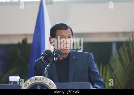 Manila. 24. Mai 2017. Philippinische Präsident Rodrigo Duterte hält eine Pressekonferenzen am Flughafen von Manila in Manila am 24. Mai 2017. Rodrigo Duterte warnte am Mittwoch, dass er daran, dass das ganze Land unter Kriegsrecht denkt, sagen die militanten platzieren könnte weiterhin mehr Terror nicht nur im Süden der Philippinen, aber auch in anderen Teilen des Landes zu säen. Bildnachweis: Wang Yu/Xinhua/Alamy Live-Nachrichten Stockfoto