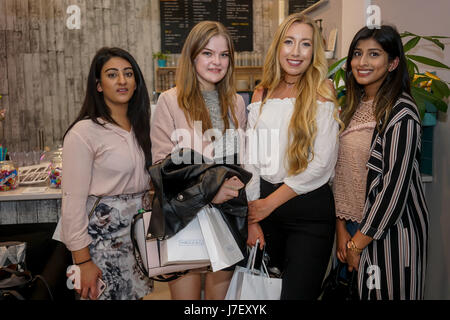 London, UK. 24. Mai 2017. Sonam Lotay, Katherine Williams @millennialrants, Katie Roberts @katie harriet Farheen Shaikh @farheenxo besucht der Threads & Co Schönheit startet permanent Retail Conceptstore alles von Kaffee, um Schönheit zu Einkaufsbummel am 24. Mai 2017. Bildnachweis: Siehe Li/Alamy Live News Stockfoto