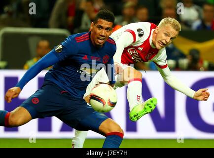 Stockholm, Schweden. 24. Mai 2017. Manchester United Chris Smalling (L) wetteifert mit Ajax Amsterdam Donny van de Beek bei der UEFA Europa League Finale Match zwischen Manchester United und Ajax Amsterdam in der Freunde-Arena in Stockholm, Schweden, am 24. Mai 2017. Manchester United behauptete den Titel besiegte Ajax Amsterdam 2: 0. Bildnachweis: Gong Bing/Xinhua/Alamy Live-Nachrichten Stockfoto