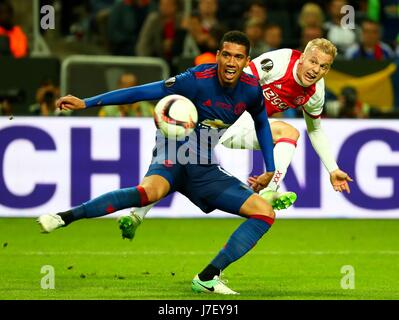 Stockholm, Schweden. 24. Mai 2017. Manchester United Chris Smalling (L) wetteifert mit Ajax Amsterdam Donny van de Beek bei der UEFA Europa League Finale Match zwischen Manchester United und Ajax Amsterdam in der Freunde-Arena in Stockholm, Schweden, am 24. Mai 2017. Manchester United behauptete den Titel besiegte Ajax Amsterdam 2: 0. Bildnachweis: Gong Bing/Xinhua/Alamy Live-Nachrichten Stockfoto