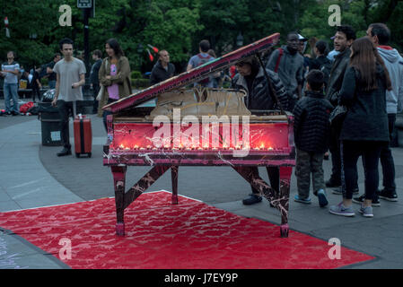 New York, USA, 24. Mai 2014 - Silent Piano, ein kerzenlicht Denkmal für die Opfer des Terroranschlags, Manchester von Daniel Leviyev, in Washington Square Park © Stacy Walsh Rosenstock/Alamy Stockfoto