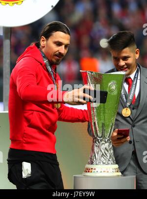 Stockholm, Schweden. 24. Mai 2017. Manchester United Zlatan Ibrahimovic (L) nimmt Selfie, die Fotos mit der Trophäe nach dem Gewinn der UEFA Europa League-Finale zwischen Manchester United und Ajax Amsterdam in der Freunde-Arena in Stockholm, Schweden, am 24. Mai 2017 übereinstimmen. Manchester United behauptete den Titel besiegte Ajax Amsterdam 2: 0. Bildnachweis: Gong Bing/Xinhua/Alamy Live-Nachrichten Stockfoto