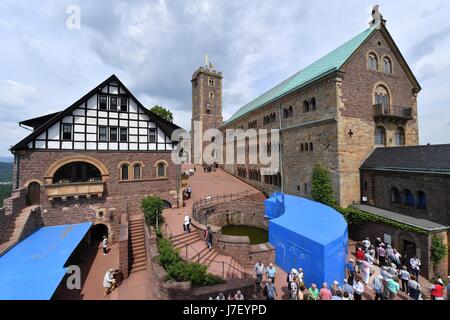 Eisenach, Deutschland. 23. Mai 2017. Touristen besuchen die Wartburg in Eisenach, Deutschland, 23. Mai 2017. 04 Mai bis 05 November wird die Wartburg die Bühne für eine der drei nationalen Sonderausstellungen des 500. der Veröffentlichung der 95 Thesen Jahrestags. "Luther und die deutschen" beschäftigt sich mit der kulturellen, sozialen und politischen Auswirkungen dieses Ereignisses. Foto: Martin Schutt/Dpa-Zentralbild/Dpa/Alamy Live News Stockfoto