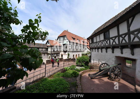 Eisenach, Deutschland. 23. Mai 2017. Touristen besuchen die Wartburg in Eisenach, Deutschland, 23. Mai 2017. 04 Mai bis 05 November wird die Wartburg die Bühne für eine der drei nationalen Sonderausstellungen des 500. der Veröffentlichung der 95 Thesen Jahrestags. "Luther und die deutschen" beschäftigt sich mit der kulturellen, sozialen und politischen Auswirkungen dieses Ereignisses. Foto: Martin Schutt/Dpa-Zentralbild/Dpa/Alamy Live News Stockfoto