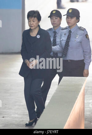 Seoul, Südkorea. 25. Mai 2017. Südkoreas ehemaliger President Park Geun-Hye (L) kommt für eine Testversion an die zentrale Landgericht Seoul in Seoul, Südkorea am 25. Mai 2017. Bildnachweis: Lee Sang-ho/Xinhua/Alamy Live-Nachrichten Stockfoto