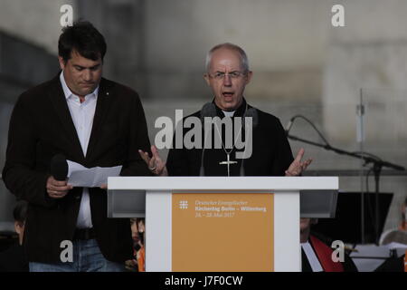 Justin Welby, der Erzbischof von Canterbury Adressen der Gemeinde, Vertreter der Politik und andere christliche Konfessionen gerichtet die Eröffnung des 36. Deutschen Evangelischen Kirchentag in Berlin. Der Kongress fällt mit dem 500. Jahrestag der Reformation. Foto: Cronos/Michael debets Stockfoto