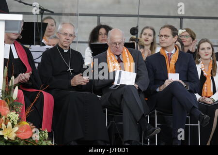 Justin Welby, der Erzbischof von Canterbury, Norbert Lammert, der Präsident des Deutschen Bundestages, und Michael Muller, der regierende Bürgermeister von Berlin, sind im Bild von links nach rechts an der Bühne während der öffnung Service. die Vertreter der Politik und der anderen christlichen Konfessionen die Eröffnung des 36. Deutschen Evangelischen Kirchentag in Berlin gerichtet. Der Kongress fällt mit dem 500. Jahrestag der Reformation. Foto: Cronos/Michael debets Stockfoto