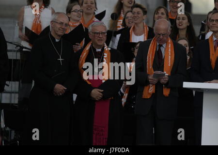 Justin Welby, der Erzbischof von Canterbury, Heiner Koch, der römisch-katholische Erzbischof von Berlin, und Norbert Lammert, der Präsident des Bundestages, sind im Bild von links nach rechts an der Bühne während der öffnung Service. die Vertreter der Politik und der anderen christlichen Konfessionen die Eröffnung des 36. Deutschen Evangelischen Kirchentag in Berlin gerichtet. Der Kongress fällt mit dem 500. Jahrestag der Reformation. Foto: Cronos/Michael debets Stockfoto