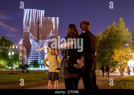 Montreal, Kanada. 24. Mai 2017.  Cité Mémoires Grand Tableau an den Wänden des Montreal Court House (Champ-de-Mars). Cité Mémoire verfügt über 20 Multimedia-Tableaus erzählt die Geschichte von Montreal. Bildnachweis: Marc Bruxelle/Alamy Live-Nachrichten Stockfoto