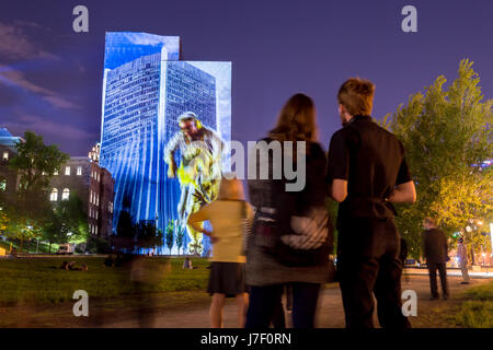 Montreal, Kanada. 24. Mai 2017.  Cité Mémoires Grand Tableau an den Wänden des Montreal Court House (Champ-de-Mars). Cité Mémoire verfügt über 20 Multimedia-Tableaus erzählt die Geschichte von Montreal. Bildnachweis: Marc Bruxelle/Alamy Live-Nachrichten Stockfoto