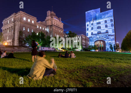 Montreal, Kanada. 24. Mai 2017.  Cité Mémoires Grand Tableau an den Wänden des Montreal Court House (Champ-de-Mars). Cité Mémoire verfügt über 20 Multimedia-Tableaus erzählt die Geschichte von Montreal. Bildnachweis: Marc Bruxelle/Alamy Live-Nachrichten Stockfoto