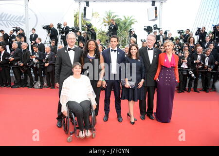 Cannes, Frankreich. 24. Mai 2017. CANNES, Frankreich - 24.Mai: (L - R) President of CNOSF Denis Masseglia, Minister des Sports Laura Flessel, Co-Präsident 2024 Olympics bieten Tony Estanguet, Valire Pecresse, Bürgermeister von Paris, Anne Hidalgo, Co-Präsident 2024 Olympiade Gebot Bernard Lapasset und Präsident des Rates der Ile-de-France Valerie Pecresse besucht die "The verführt" screening während der 70. annual Cannes Film Festival am Palais des Festivals am 24. Mai , 2017 in Cannes, Frankreich. Bildnachweis: Frederick Injimbert/ZUMA Draht/Alamy Live-Nachrichten Stockfoto