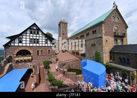 Eisenach, Deutschland. 23. Mai 2017. Dpatop - Touristen besuchen die Wartburg in Eisenach, Deutschland, 23. Mai 2017. 04 Mai bis 05 November wird die Wartburg die Bühne für eine der drei nationalen Sonderausstellungen des 500. der Veröffentlichung der 95 Thesen Jahrestags. "Luther und die deutschen" beschäftigt sich mit der kulturellen, sozialen und politischen Auswirkungen dieses Ereignisses. Foto: Martin Schutt/Dpa-Zentralbild/Dpa/Alamy Live News Stockfoto