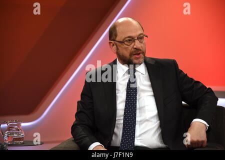 Köln, Deutschland. 24. Mai 2017. Deutscher Politiker, Vorsitzender der Sozialdemokratischen Partei Deutschlands und Kandidat für das Amt des Kanzlers Martin Schulz ist Gast bei der ARD-Talkshow "Maischberger" in Köln, Deutschland, 24. Mai 2017. · KEIN DRAHT-SERVICE · Foto: Horst Galuschka/Dpa/Alamy Live-Nachrichten Stockfoto