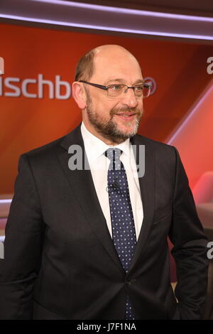 Köln, Deutschland. 24. Mai 2017. Deutscher Politiker, Vorsitzender der Sozialdemokratischen Partei Deutschlands und Kandidat für das Amt des Kanzlers Martin Schulz ist Gast bei der ARD-Talkshow "Maischberger" in Köln, Deutschland, 24. Mai 2017. · KEIN DRAHT-SERVICE · Foto: Horst Galuschka/Dpa/Alamy Live-Nachrichten Stockfoto