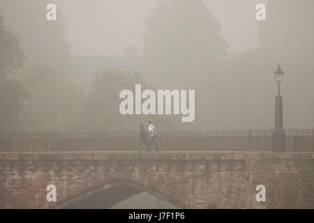 Einer nebligen Sommern Morgen als Schulkinder, überqueren Sie den Fluss Dee in Chester über die Grosvenor Bridge, England, Großbritannien Stockfoto