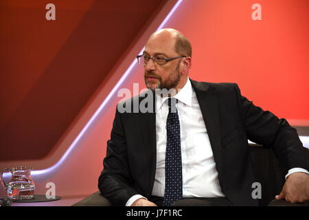 Köln, Deutschland. 24. Mai 2017. Deutscher Politiker, Vorsitzender der Sozialdemokratischen Partei Deutschlands und Kandidat für das Amt des Kanzlers Martin Schulz ist Gast bei der ARD-Talkshow "Maischberger" in Köln, Deutschland, 24. Mai 2017. · KEIN DRAHT-SERVICE · Foto: Horst Galuschka/Dpa/Alamy Live-Nachrichten Stockfoto