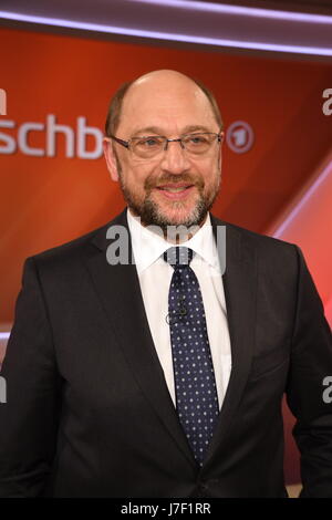 Köln, Deutschland. 24. Mai 2017. Deutscher Politiker, Vorsitzender der Sozialdemokratischen Partei Deutschlands und Kandidat für das Amt des Kanzlers Martin Schulz ist Gast bei der ARD-Talkshow "Maischberger" in Köln, Deutschland, 24. Mai 2017. · KEIN DRAHT-SERVICE · Foto: Horst Galuschka/Dpa/Alamy Live-Nachrichten Stockfoto