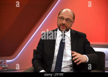 Köln, Deutschland. 24. Mai 2017. Deutscher Politiker, Vorsitzender der Sozialdemokratischen Partei Deutschlands und Kandidat für das Amt des Kanzlers Martin Schulz ist Gast bei der ARD-Talkshow "Maischberger" in Köln, Deutschland, 24. Mai 2017. · KEIN DRAHT-SERVICE · Foto: Horst Galuschka/Dpa/Alamy Live-Nachrichten Stockfoto