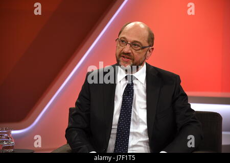 Köln, Deutschland. 24. Mai 2017. Deutscher Politiker, Vorsitzender der Sozialdemokratischen Partei Deutschlands und Kandidat für das Amt des Kanzlers Martin Schulz ist Gast bei der ARD-Talkshow "Maischberger" in Köln, Deutschland, 24. Mai 2017. · KEIN DRAHT-SERVICE · Foto: Horst Galuschka/Dpa/Alamy Live-Nachrichten Stockfoto