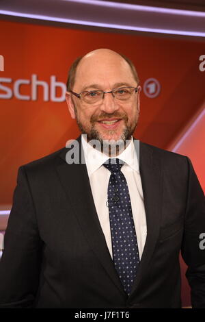 Köln, Deutschland. 24. Mai 2017. Deutscher Politiker, Vorsitzender der Sozialdemokratischen Partei Deutschlands und Kandidat für das Amt des Kanzlers Martin Schulz ist Gast bei der ARD-Talkshow "Maischberger" in Köln, Deutschland, 24. Mai 2017. · KEIN DRAHT-SERVICE · Foto: Horst Galuschka/Dpa/Alamy Live-Nachrichten Stockfoto