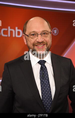 Köln, Deutschland. 24. Mai 2017. Deutscher Politiker, Vorsitzender der Sozialdemokratischen Partei Deutschlands und Kandidat für das Amt des Kanzlers Martin Schulz ist Gast bei der ARD-Talkshow "Maischberger" in Köln, Deutschland, 24. Mai 2017. · KEIN DRAHT-SERVICE · Foto: Horst Galuschka/Dpa/Alamy Live-Nachrichten Stockfoto