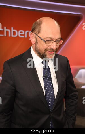 Köln, Deutschland. 24. Mai 2017. Deutscher Politiker, Vorsitzender der Sozialdemokratischen Partei Deutschlands und Kandidat für das Amt des Kanzlers Martin Schulz ist Gast bei der ARD-Talkshow "Maischberger" in Köln, Deutschland, 24. Mai 2017. · KEIN DRAHT-SERVICE · Foto: Horst Galuschka/Dpa/Alamy Live-Nachrichten Stockfoto