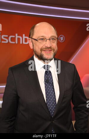 Köln, Deutschland. 24. Mai 2017. Deutscher Politiker, Vorsitzender der Sozialdemokratischen Partei Deutschlands und Kandidat für das Amt des Kanzlers Martin Schulz ist Gast bei der ARD-Talkshow "Maischberger" in Köln, Deutschland, 24. Mai 2017. · KEIN DRAHT-SERVICE · Foto: Horst Galuschka/Dpa/Alamy Live-Nachrichten Stockfoto