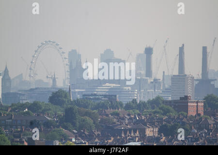 London UK. 25. Mai 2017. Skyline von London gesehen von Wimbledon sonnt sich in schimmernden Sonnenschein an einem heißen Tag in der Hauptstadt als Temperaturen wie Meteorologen vorhersagen den heißesten Tag des Jahres bringen hohe Luft PollutionCredit: Amer Ghazzal/Alamy Live-Nachrichten Stockfoto