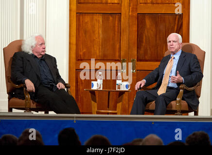 Washington, uns. 24. Mai 2017. US-Senator John McCain (Republikaner von Arizona) untersucht im Gespräch mit dem Schriftsteller Leon Wieseltier, Parallelen zwischen seinem Leben und das Ende der israelische Ministerpräsident Yitzhak Rabin, teilen seine eigene Reise von Soldat, Staatsmann für die jüdische Tag Grundschule von der Nation·s Capital·s elften jährlichen Yitzhak Rabin Memorial Lecture am sechsten & I historische Synagoge, in Washington , DC, Mittwoch, 24. Mai 2017. Bildnachweis: Ron Sachs - NO-Draht-SERVICE - Foto: Ron Sachs/Consolidated/Dpa/Alamy Live News Stockfoto